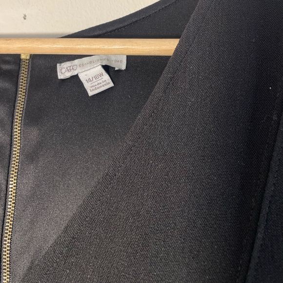 Cato black sheath dress size 14/16 cap sleeve, v-neck, gold zippered - Picture 8 of 13